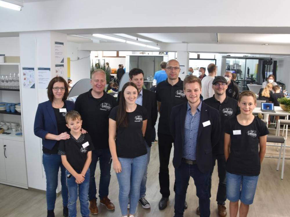 Das Team der InfoTastic Academy am Eröffnungstag (Nicole Voss/ LokalPlus)