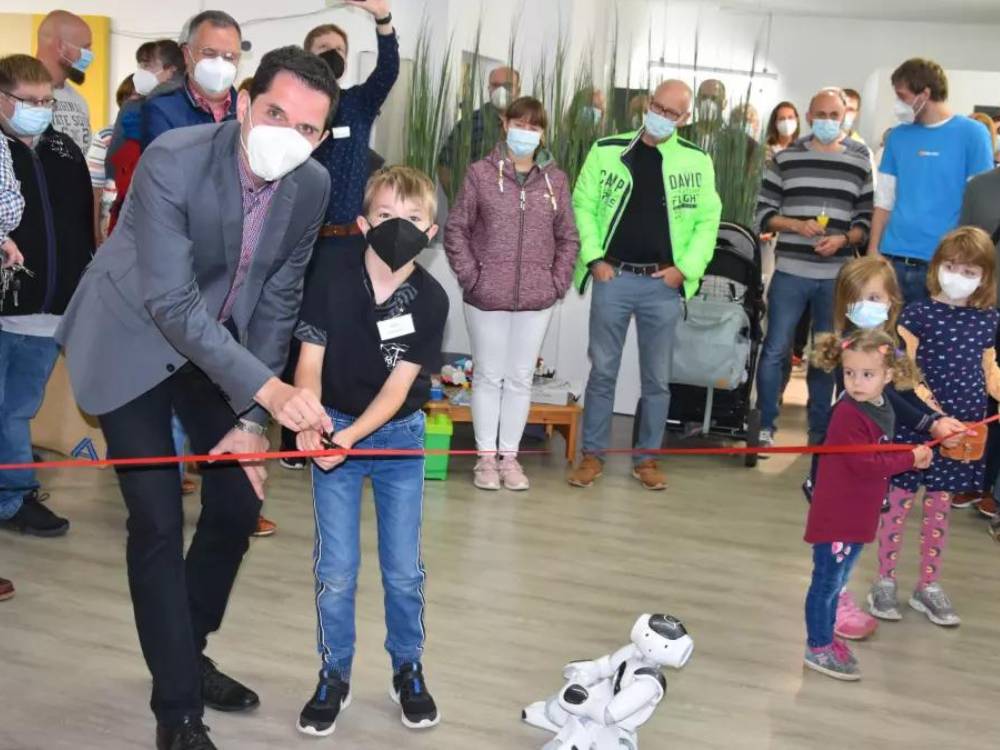 Bürgermeister Pospischil und Jonas eröffnen die InfoTastic Academy (Nicole Voss/ LokalPlus)