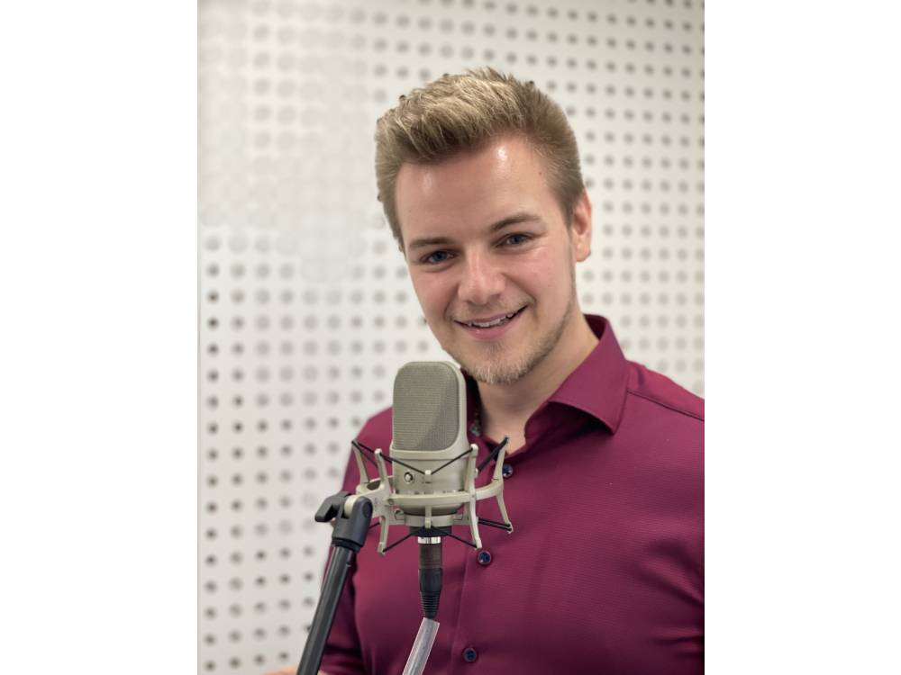 Marcel weiht das Tonstudio ein